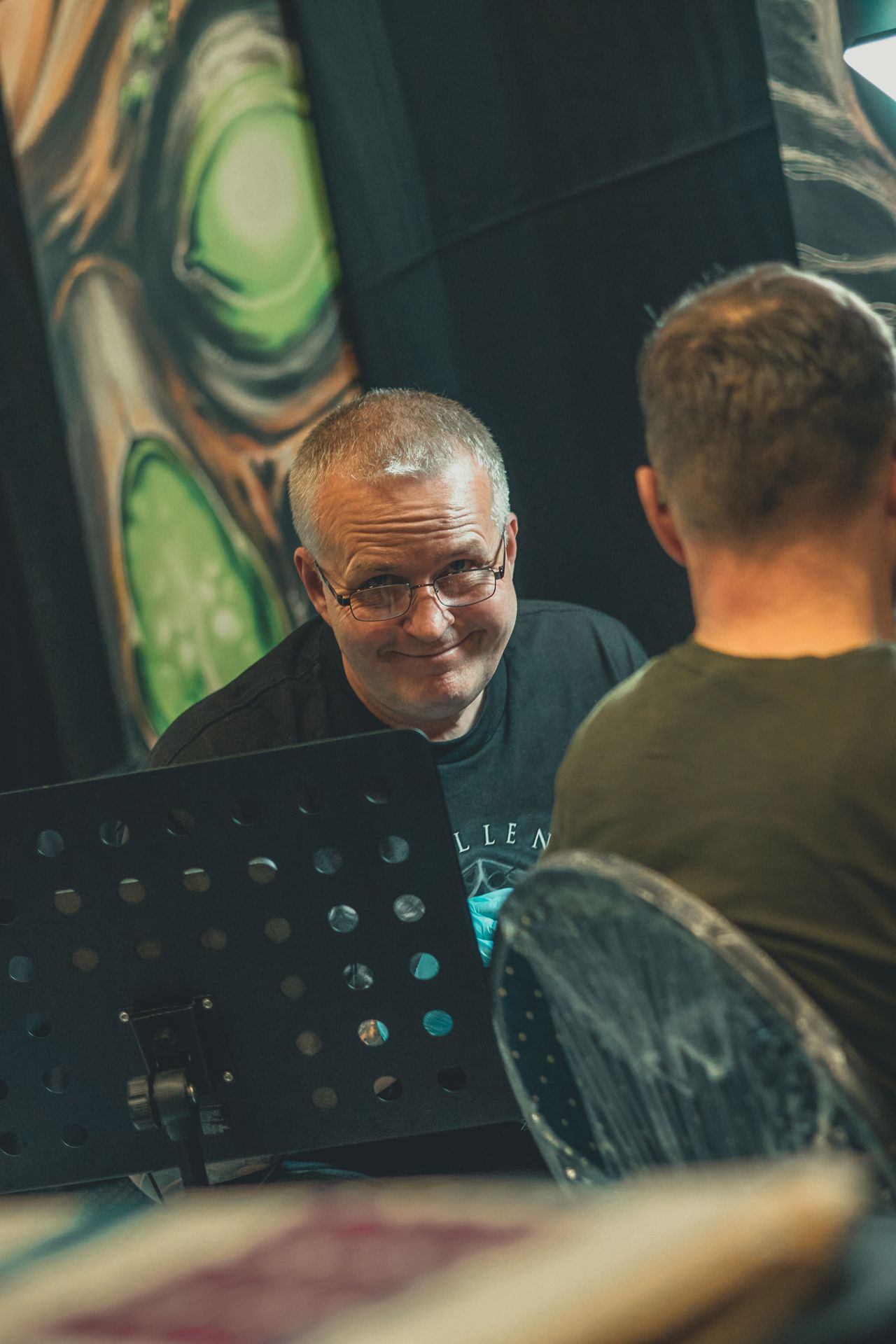 Tatuażysta Tomasz w trakcie pracy – czarno-biały portret