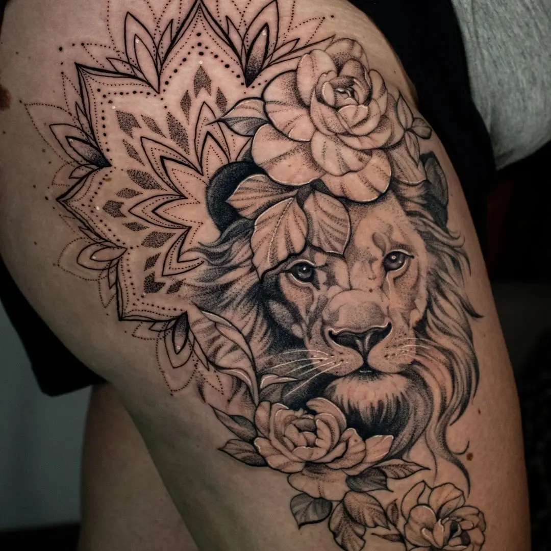 Tatuaż w stylu graficznym – lew z mandalą ramię – studio Black Skulls Crew