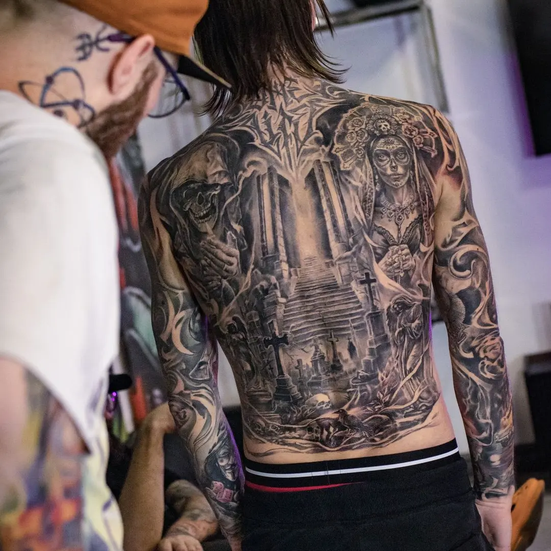 Realistyczny tatuaż na plecach – Black Skulls Crew