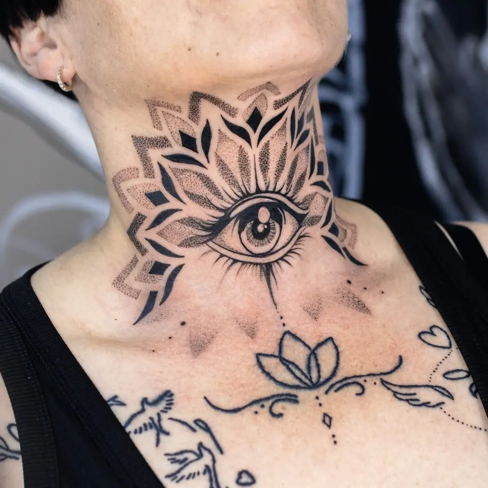 Tatuaż mandala na szyi