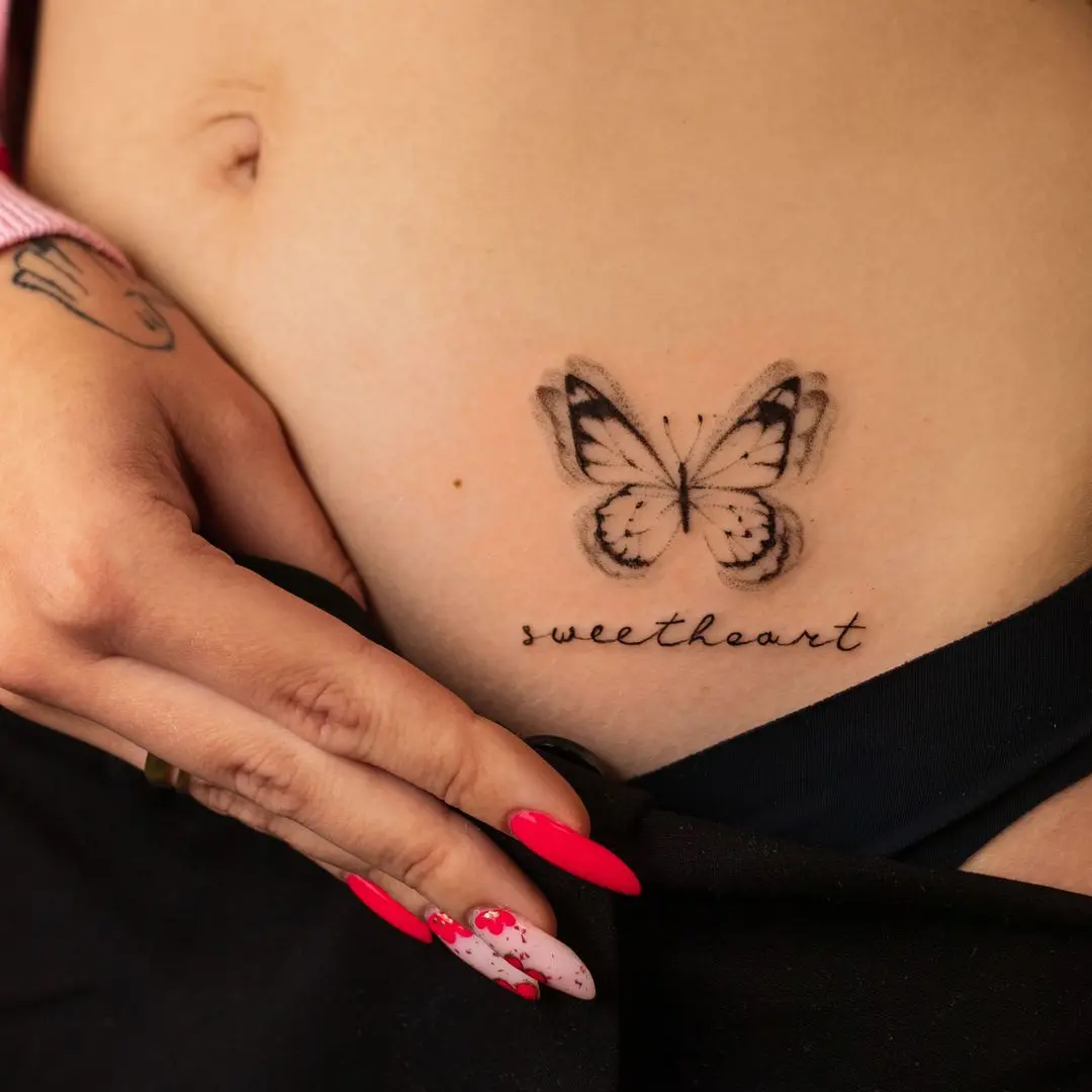 Motyl w stylu Fineline na brzuchu - Black Skulls Crew
